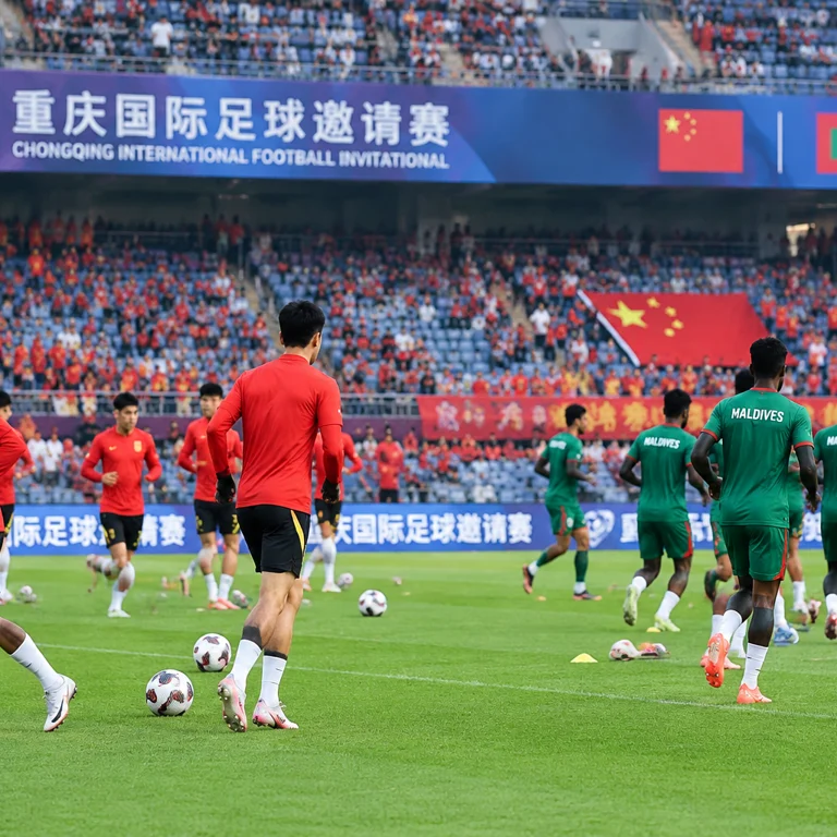 重庆国际足球邀请赛中国队对阵马尔代夫队赛前球场画面